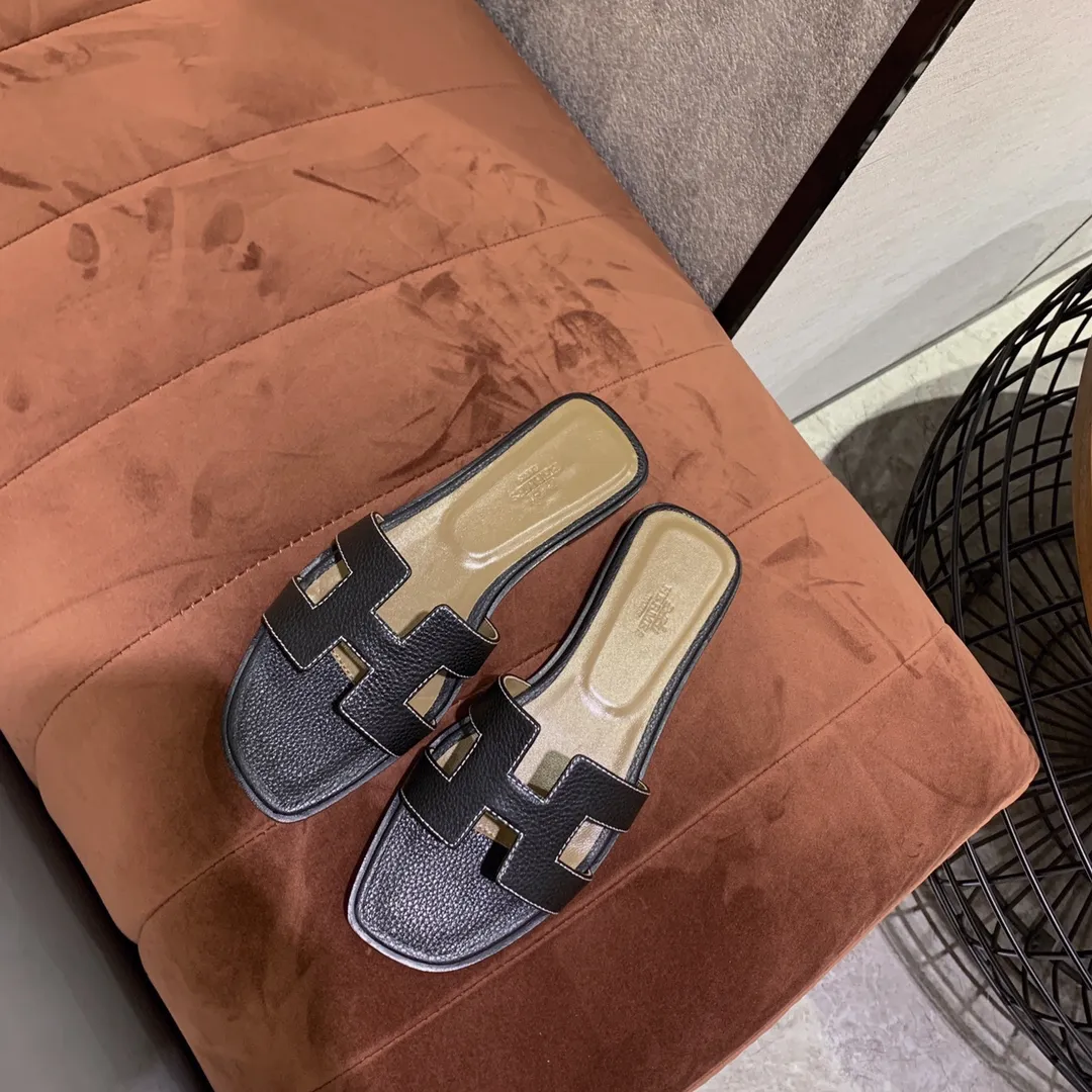 👟👟Ex-factory price 480👟👟 Litchi pattern cowhide series Newly revised version (Hermès) Packaging upgrade, version workmanship and material upgrade Hermes The highest version of handmade shoes in the market Top product Hermès H slippers Flat slippers —————————— The most classic, real handmade shoes, even the number of stitches is the same as the original version, purely handmade by masters The highest version in the industry Italian imported cowhide + original customized Australian sheepskin feet + genuine leather outsole, top exclusive packaging box 35-39 (34.40.41.42 custom-made, non-refundable)
